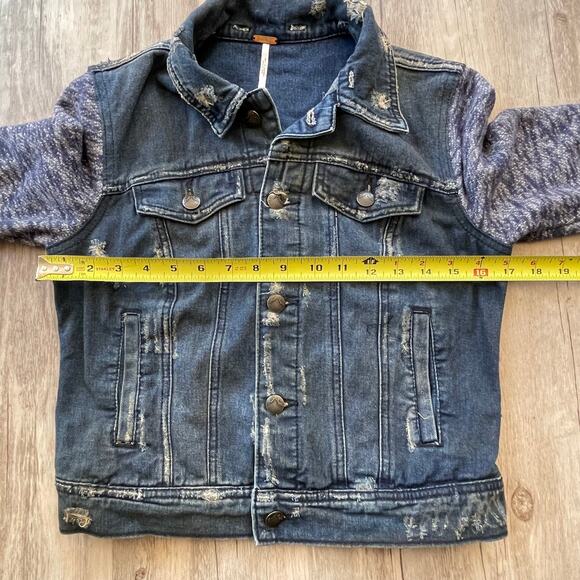 Free People Women Distressed Denim Knit Jacket XS Long Sleeve Boho Jean Shacket - Picture 8 of 10